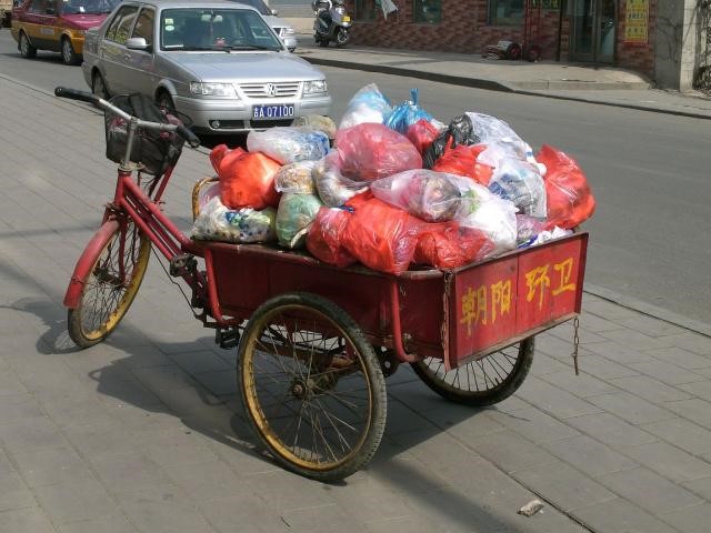 Grabage collection service in China.